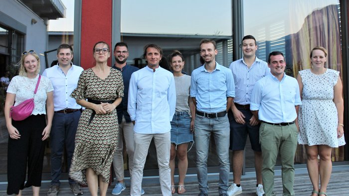 La Giovane Economia altoatesina a confronto sul Work-Life-Balance Foto di gruppo di dieci persone davanti a un edificio alla luce del giorno