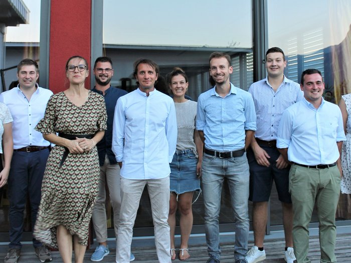 La Giovane Economia altoatesina a confronto sul Work-Life-Balance Foto di gruppo di dieci persone davanti a un edificio alla luce del giorno