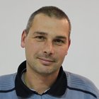 Steinmetze und Steinbildhauer Porträt eines lächelnden Mannes mit kurzem Haar und blauem Pullover