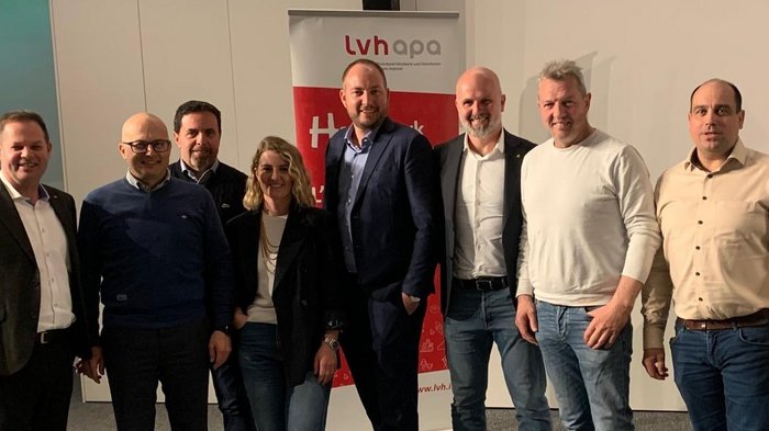 Jahresversammlung der Tiefbauunternehmer/innen im lvh: Austausch zu Innovationen und Branchentrends Gruppenbild von acht Personen vor einem LVH APA Banner