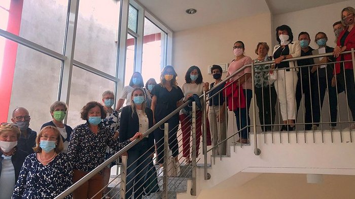 Eine geballte Ladung Frauenpower Gruppe von Menschen mit Gesichtsmasken auf einer Treppe in Innenraum