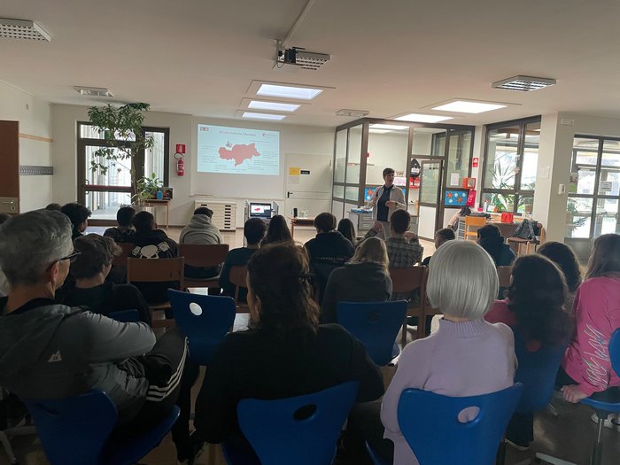 Orientamento professionale a Parcines: i giovani scoprono l'artigianato e l'ospitalità Gruppo di persone ascolta una presentazione in una stanza luminosa