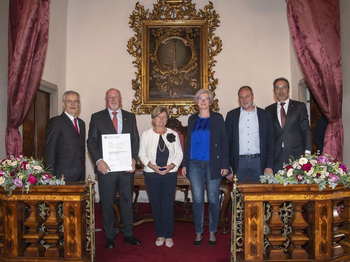 Südtiroler Wirtschaftspreis: Viel Ehre für das Handwerk Sechs Personen in festlicher Kleidung bei einer Auszeichnung in einem prunkvollen Raum