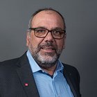 Tecnici manutenzione articoli sportivi Ritratto di uomo maturo con occhiali e barba su sfondo grigio