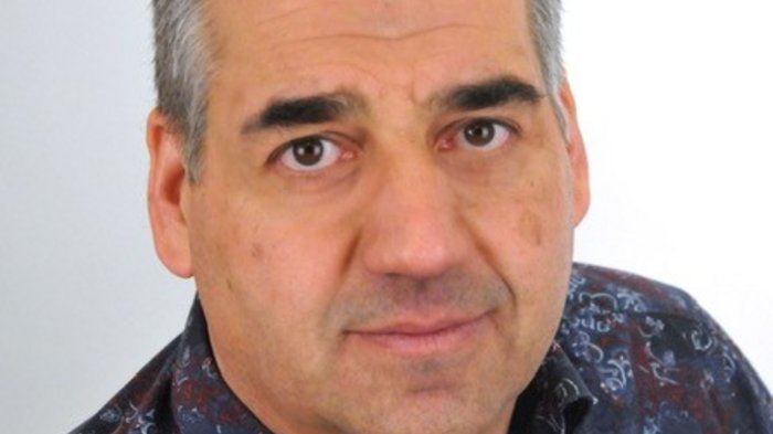 © lvh.apa Porträt eines Mannes mit kurzem grauem Haar und gemustertem Hemd