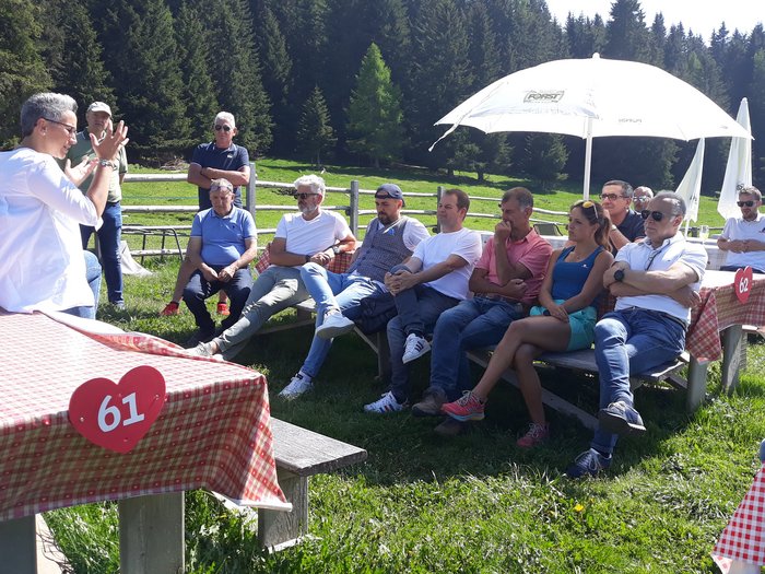 I Conciatetti lvh.apa all’insegna della socialità Persona che parla a un gruppo all'aperto su un prato verde soleggiato