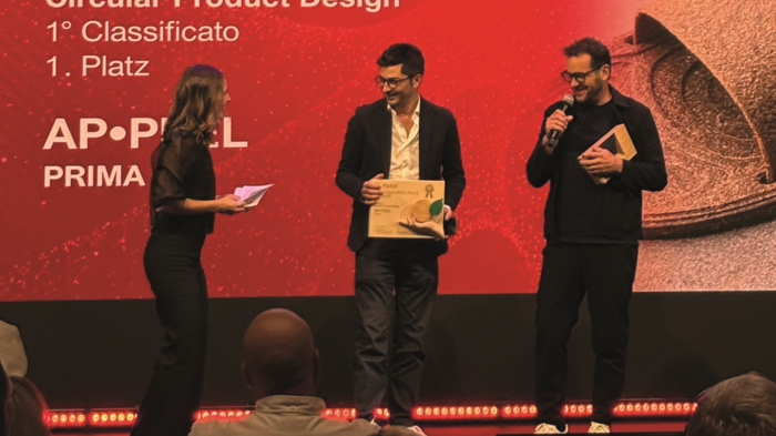 Beim Löten zählt jeder Handgriff Zwei Männer erhalten auf einer Bühne einen Preis für Circular Product Design