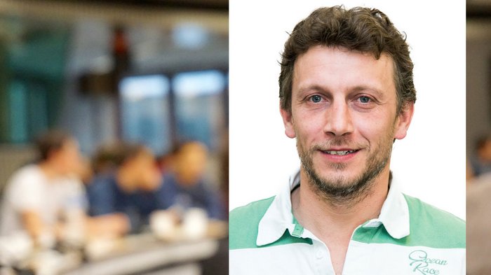 Hansjörg Brugger als Ortsobmann bestätigt Porträt eines lächelnden Mannes mit Bart und grüßweißem Poloshirt