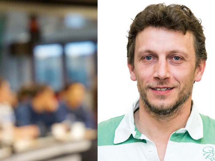 Hansjörg Brugger als Ortsobmann bestätigt Porträt eines lächelnden Mannes mit Bart und grüßweißem Poloshirt