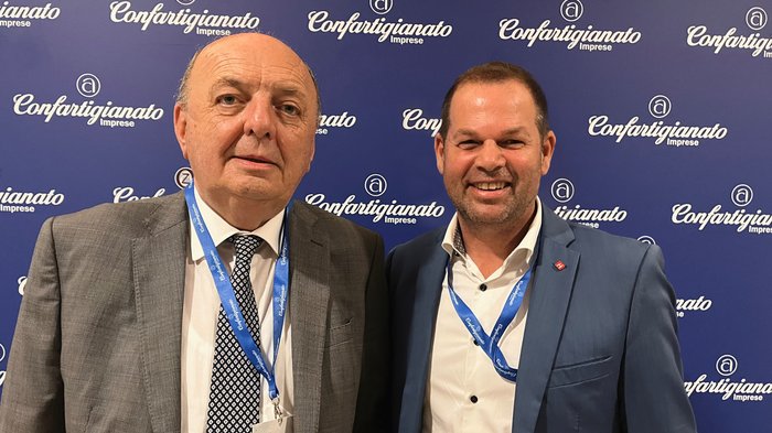 Hannes Mussak trifft italienischen Umweltminister Zwei Männer vor einer Confartigianato Imprese Fotowand bei einer Veranstaltung