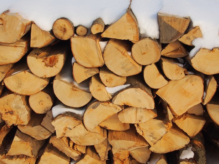 © Pixabay.com Gestapeltes Brennholz mit Schnee bedeckt