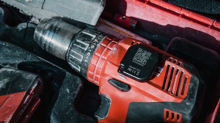 Start-up Receptic sagt Werkzeug-Verlust den Kampf an Akku-Bohrmaschine in einem Werkzeugkoffer mit sichtbarem QR-Code auf dem Gerät