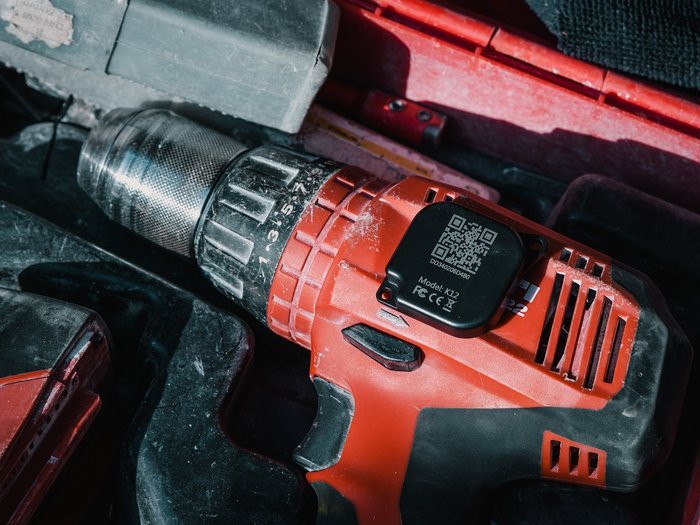 Start-up Receptic sagt Werkzeug-Verlust den Kampf an Akku-Bohrmaschine in einem Werkzeugkoffer mit sichtbarem QR-Code auf dem Gerät