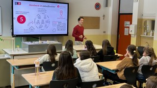 News Lehrer präsentiert Handwerksberufe vor Schülern im Klassenzimmer