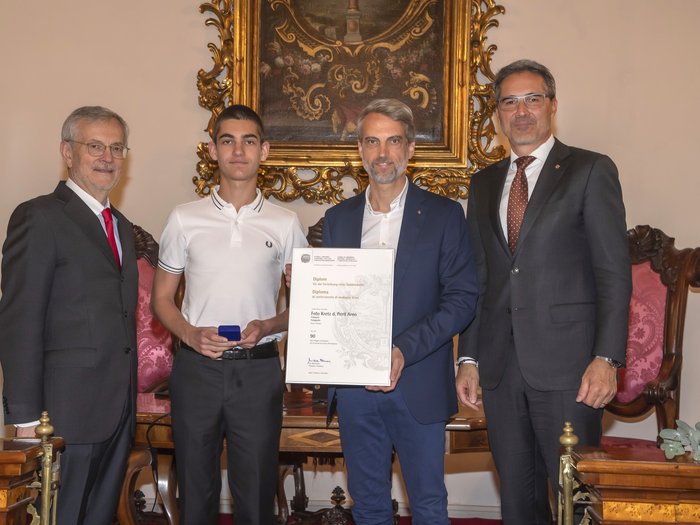 Südtiroler Wirtschaftspreis: Viel Ehre für das Handwerk Vier Männer in formeller Kleidung bei einer Auszeichnung mit Urkunde und Medaille