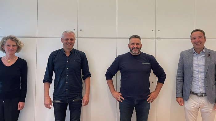 lvh und Kammer der Architekten setzen auf informativen Austausch Vier lächelnde Personen stehen vor einer weißen Wand