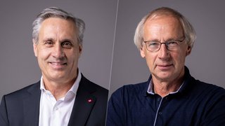 News Porträts von zwei älteren Männern vor grauem Hintergrund