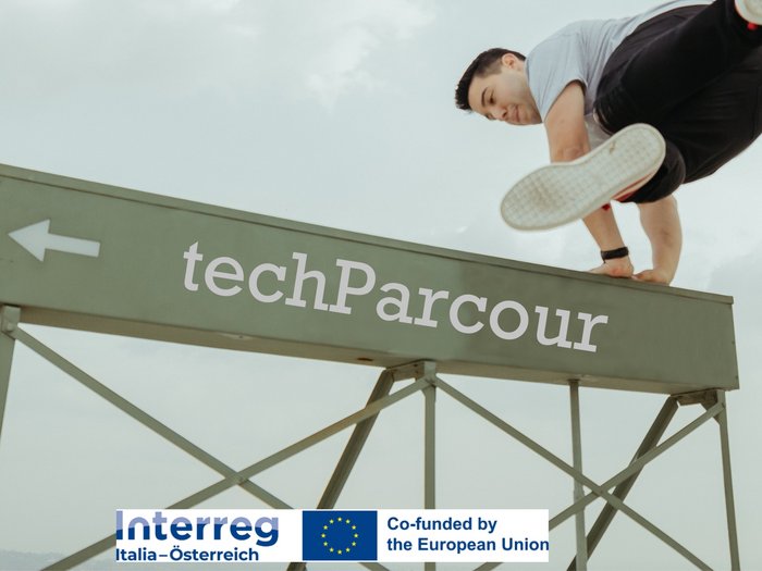 techParcour: il futuro è qui Uomo salta oltre ostacolo techParcour con il sostegno europeo Interreg