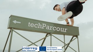 News Mann springt über techParcour Hindernis mit europäischer Interreg Förderung