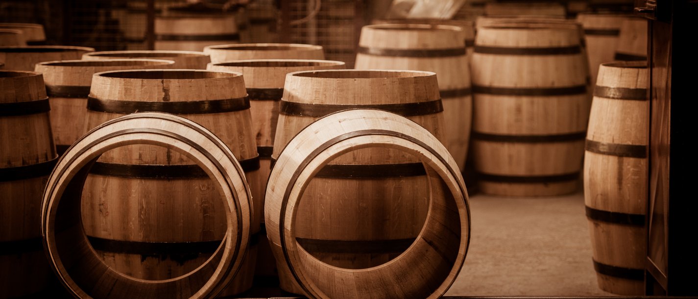 Bottai, Tornitori in legno e Carradori Botti di legno in fabbrica, due giacciono davanti agli altri in piedi