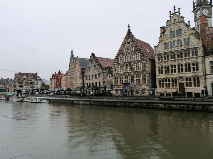 Althandwerker/innen im Herzen der Europäischen Union Historische Häuser am Wasserufer bei bewölktem Himmel in Gent