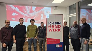 News Gruppo di otto persone vicino a uno stendardo con la scritta Ich bin Handwerk