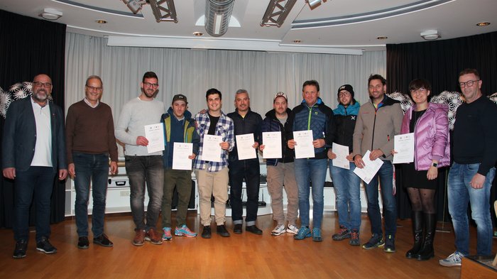 Foto: © LPA/BBZ Gruppe von Menschen hält Zertifikate in einem Raum mit Holzboden