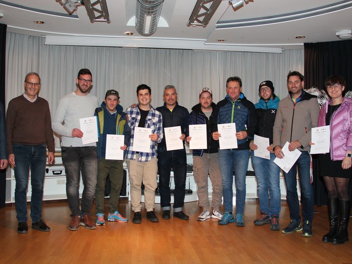 Foto: © LPA/BBZ Gruppe von Menschen hält Zertifikate in einem Raum mit Holzboden