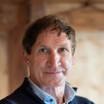 Brixen Portrait eines älteren Mannes mit dunklem Haar vor unscharfem Hintergrund