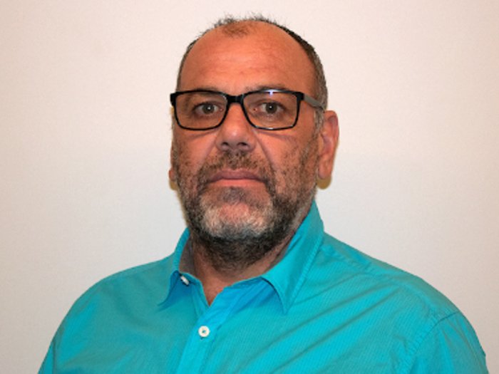 Sportgerätetechniker informieren Porträt eines Mannes mit Brille und blauem Hemd vor weißem Hintergrund