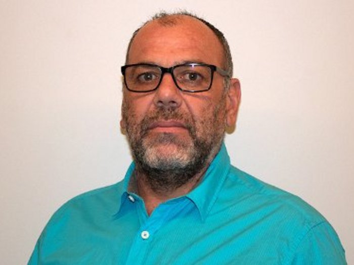 Sportgerätetechniker informieren Porträt eines Mannes mit Brille und blauem Hemd vor weißem Hintergrund