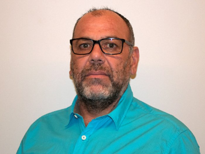 Skiverleih: Höhere Qualität und Sicherheit für die Wintersaison Porträt eines Mannes mit Brille und blauem Hemd vor weißem Hintergrund