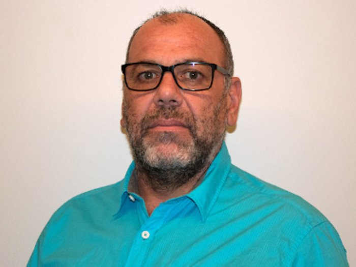 Sportgerätetechniker: „Wir sitzen auf einem riesigen Wareneinkaufsberg“ Porträt eines Mannes mit Brille und blauem Hemd vor weißem Hintergrund