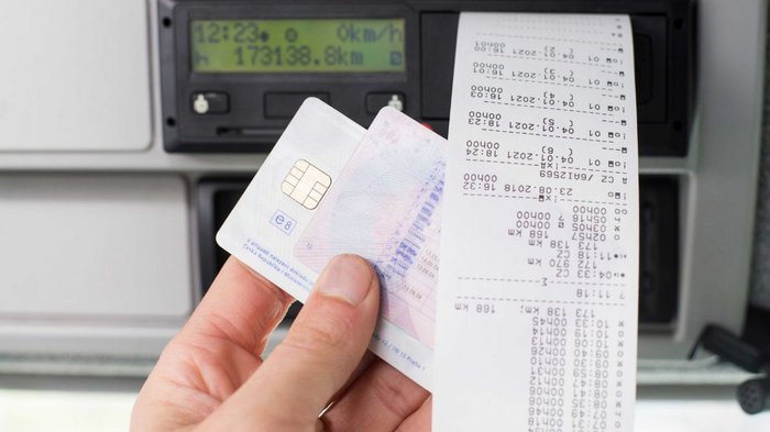 "Abenteuer Handwerk" - Initiative begeistert junge Generation für Handwerksberufe im Pustertal Hand hält Fahrerkarte und gedruckten Fahrtenschreiberbeleg vor Tachometeranzeige