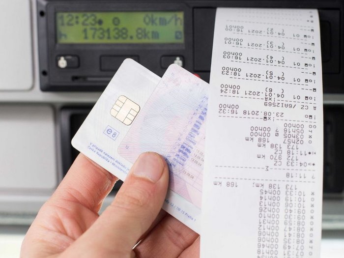 Fahrtenschreiber-Pflicht wird ab 1. Juli ausgeweitet: Großes Interesse beim lvh-Webinar Hand hält Fahrerkarte und gedruckten Fahrtenschreiberbeleg vor Tachometeranzeige