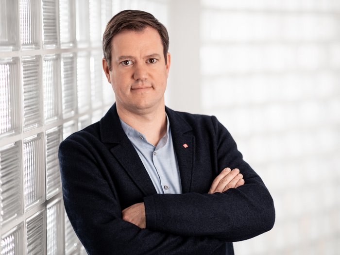 lvh-Präsident Martin Haller, ©Florian Andergassen Mann mit verschränkten Armen steht vor einer Wand aus Glasbausteinen