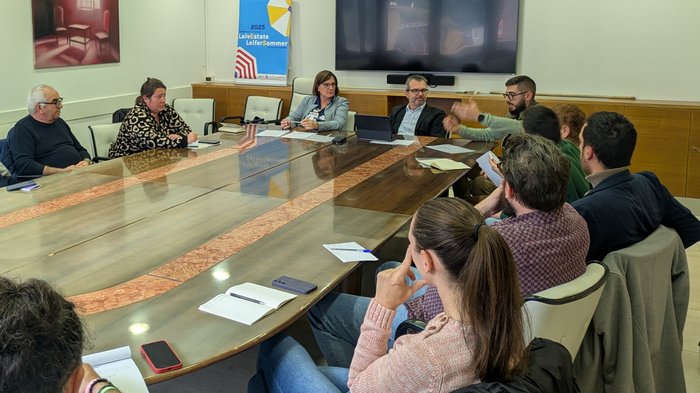 Wirtschaft im Dialog – Leifers startet ersten Wirtschaftstisch Menschen in einem Konferenzzimmer bei einer Geschäftssitzung um einen Tisch