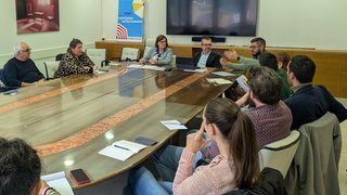 News Menschen in einem Konferenzzimmer bei einer Geschäftssitzung um einen Tisch