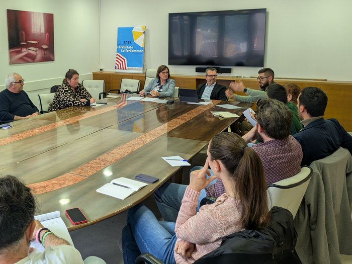 Wirtschaft im Dialog – Leifers startet ersten Wirtschaftstisch Menschen in einem Konferenzzimmer bei einer Geschäftssitzung um einen Tisch