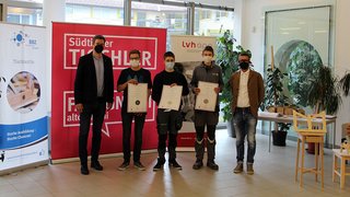 News Fünf Personen mit Zertifikaten bei einer Tischler-Auszeichnung, alle tragen Masken