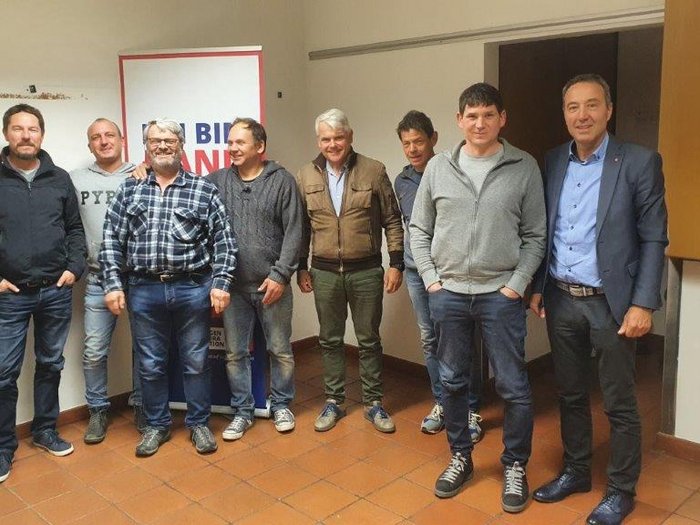 Kurtinig: Klaus Zemmer bleibt lvh-Ortsobmann Acht Männer stehen in einem Raum und posieren für ein Gruppenfoto