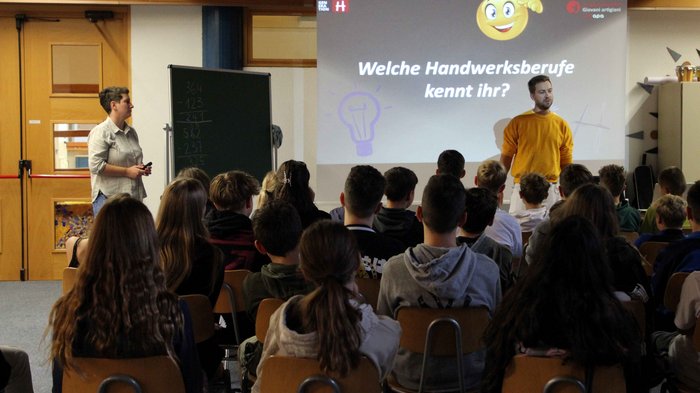 Eine wichtige Entscheidung steht an Jugendliche sitzen im Klassenzimmer während einer Präsentation über Handwerksberufe