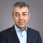 Das lvh-Team Porträt eines Mannes in Anzug vor grauem Hintergrund