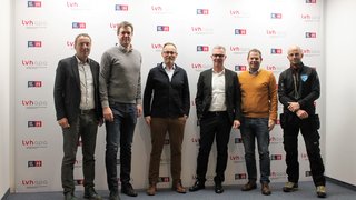 News Sechs Männer stehen vor einer Wand mit Logo von lvhapa und Generation H