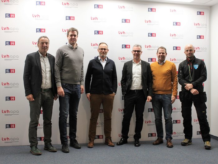 SEAB ed lvh.apa vogliono rafforzare la propria collaborazione Sei uomini in piedi davanti a una parete con logo lvhapa e Generation H