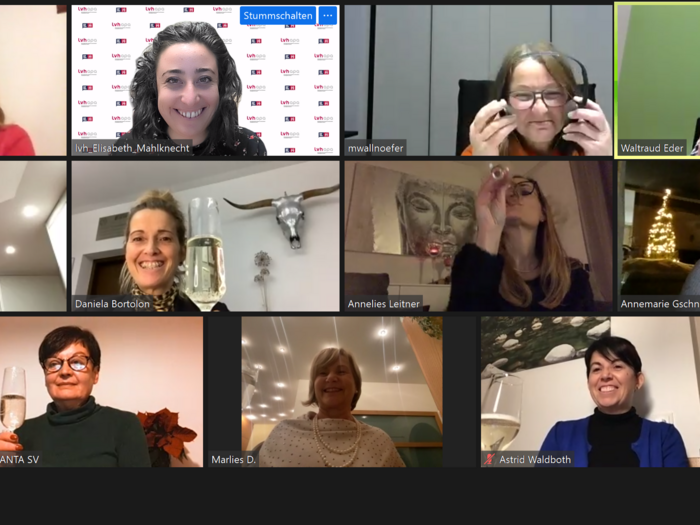 Weihnachtsumtrunk der Frauen im lvh Videokonferenz mit zwölf Frauen, einige mit Sektgläsern, feierliche Atmosphäre
