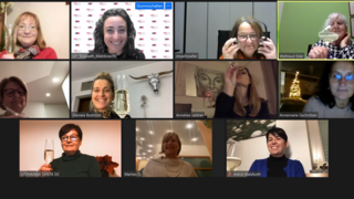 News Videokonferenz mit zwölf Frauen, einige mit Sektgläsern, feierliche Atmosphäre