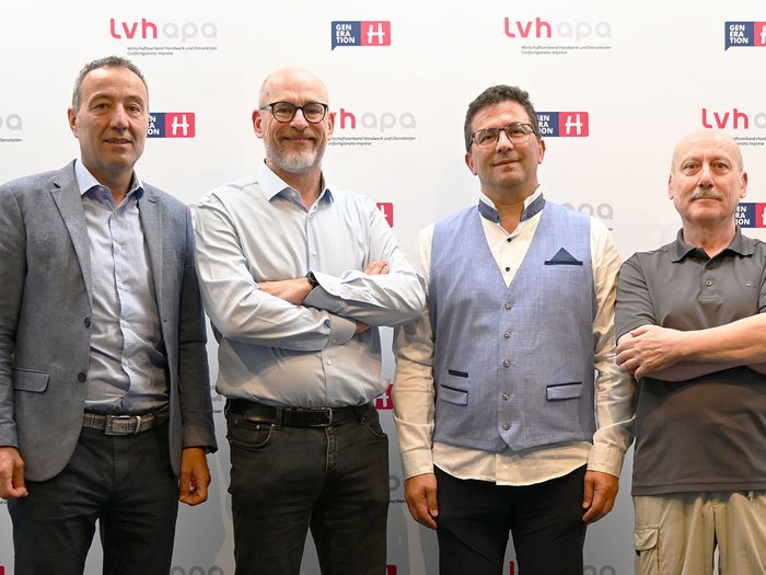 L’artigianato al fianco della formazione professionale italiana Quattro uomini in piedi davanti a un muro con loghi LVH Apa e Generation H