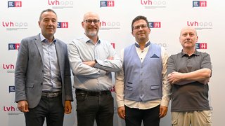 News Vier Männer stehen vor einer Wand mit LVH Apa und Generation H Logos