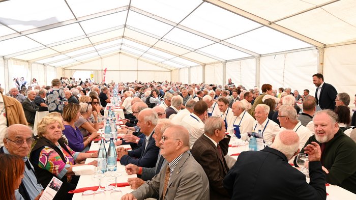 62° incontro degli artigiani anziani a Fortezza Grande incontro di anziani in un grande tendone evento